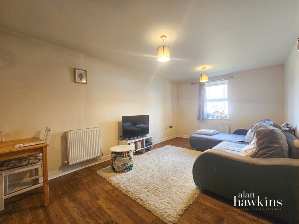 Images for Cloatley Crescent, Royal Wootton Bassett, SN4 EAID:ahawkins BID:125896