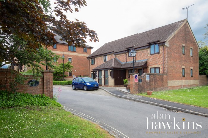 View Full Details for The Mulberrys, Royal Wootton Bassett - EAID:11742, BID:1