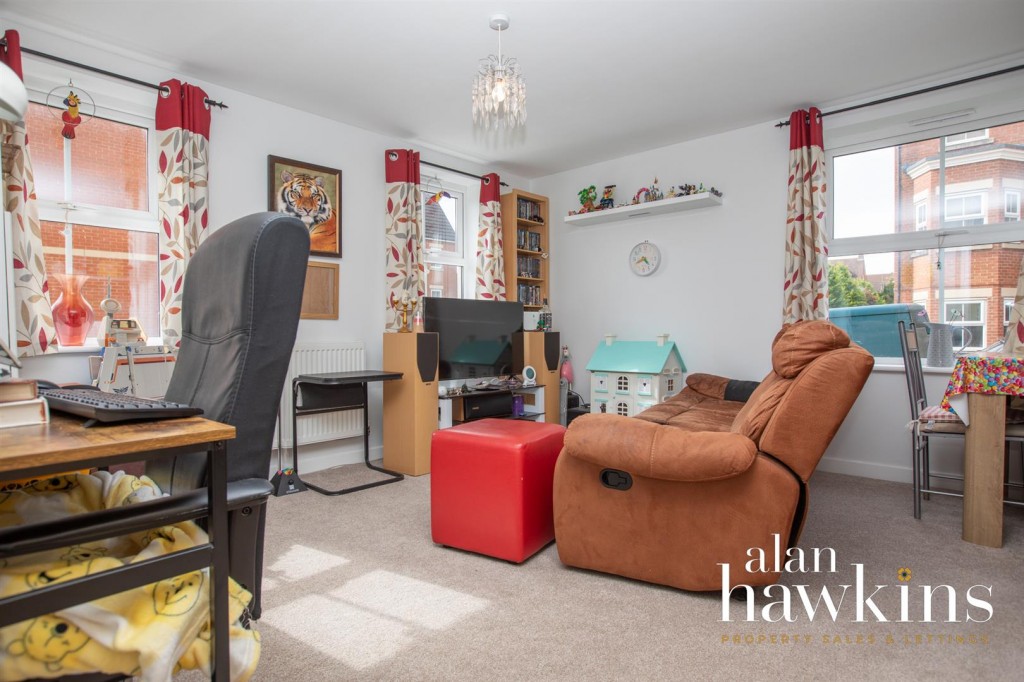 Images for Cloatley Crescent, Royal Wootton Bassett SN4 7 EAID:11742 BID:1