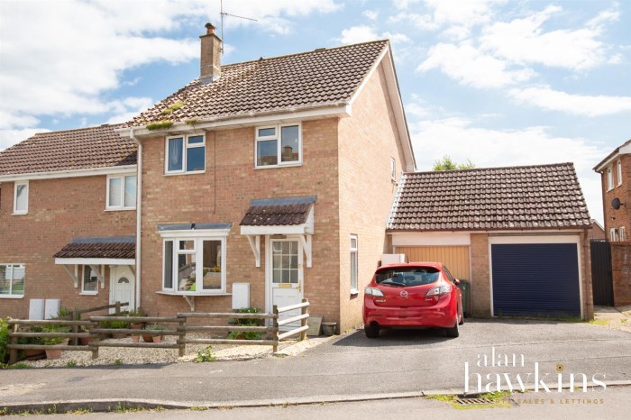 View Full Details for Middle Ground, Royal Wootton Bassett SN4 - EAID:11742, BID:1