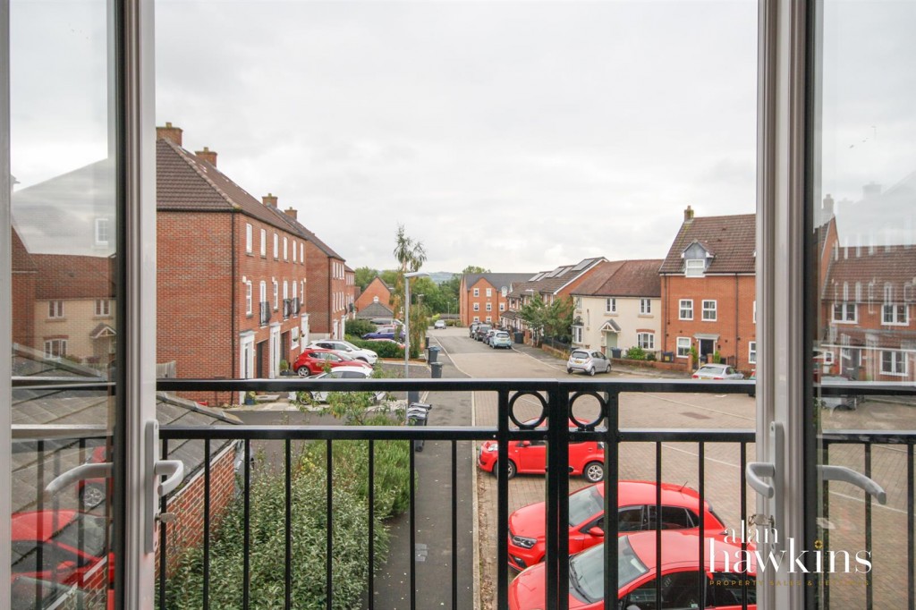 Images for Cloatley Crescent, Royal Wootton Bassett SN4 7 EAID:11742 BID:1