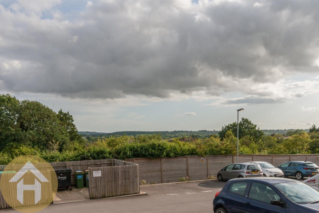 Images for Cloatley Crescent, Royal Wootton Bassett SN4 7 EAID:11742 BID:1